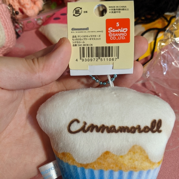 Sanrio Cinnamoroll Cupcake Plush Keychain - Picture 2 of 2